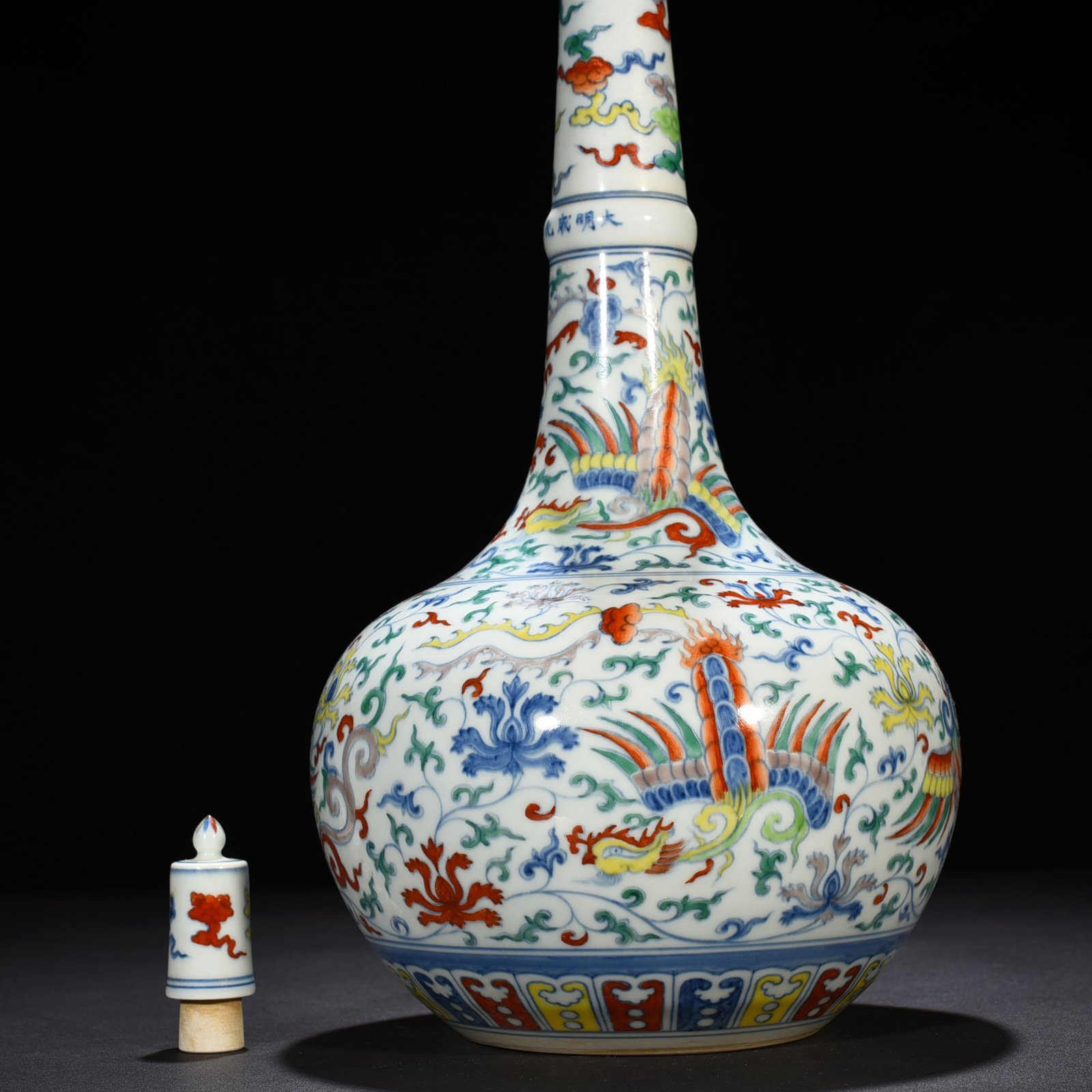 Ming Dynasty Chenghua Doucai purple and phoenix-patterned crane-neck vase
