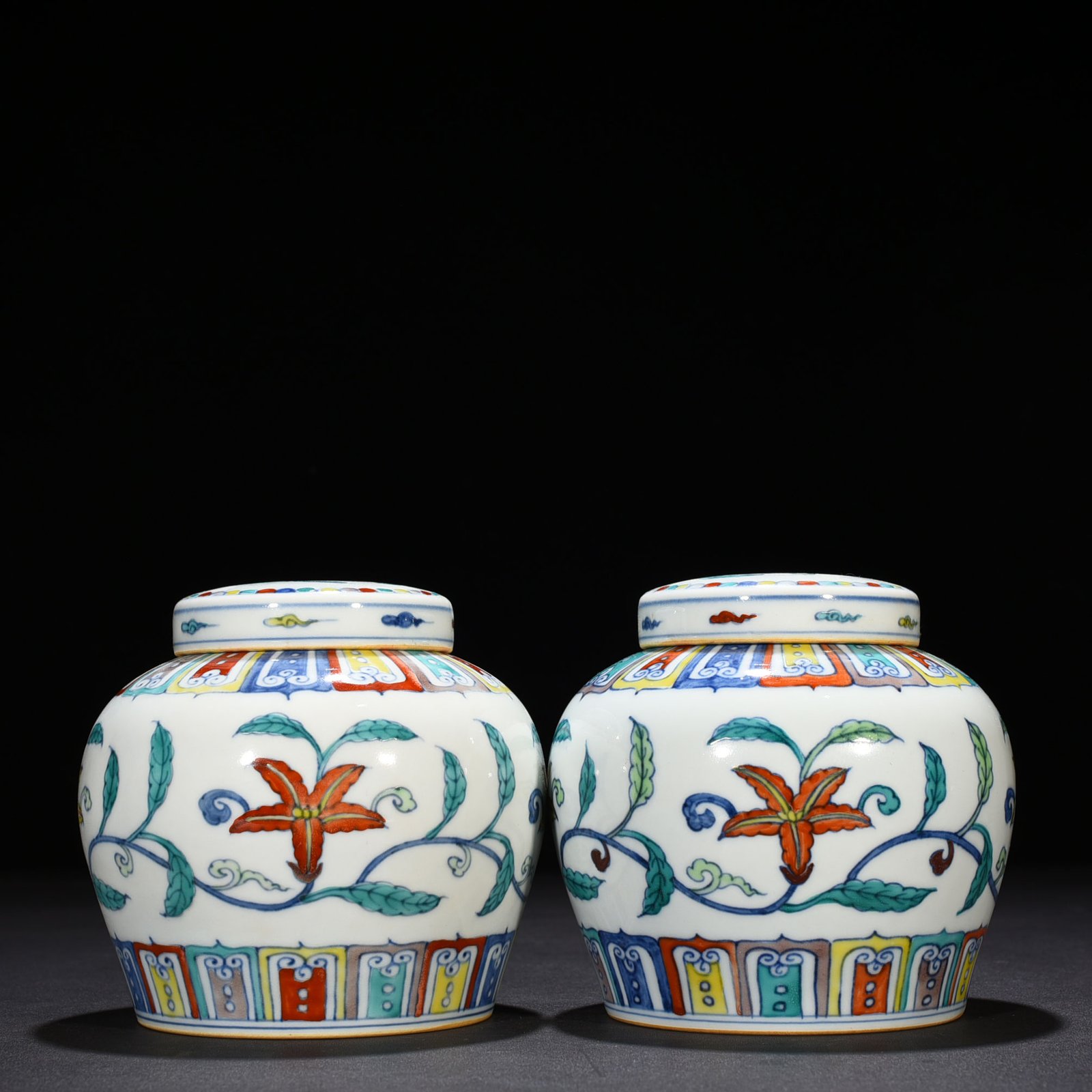 Ming Dynasty Chenghua Doucai colorful purple entwined gardenia pattern Tianzi jar