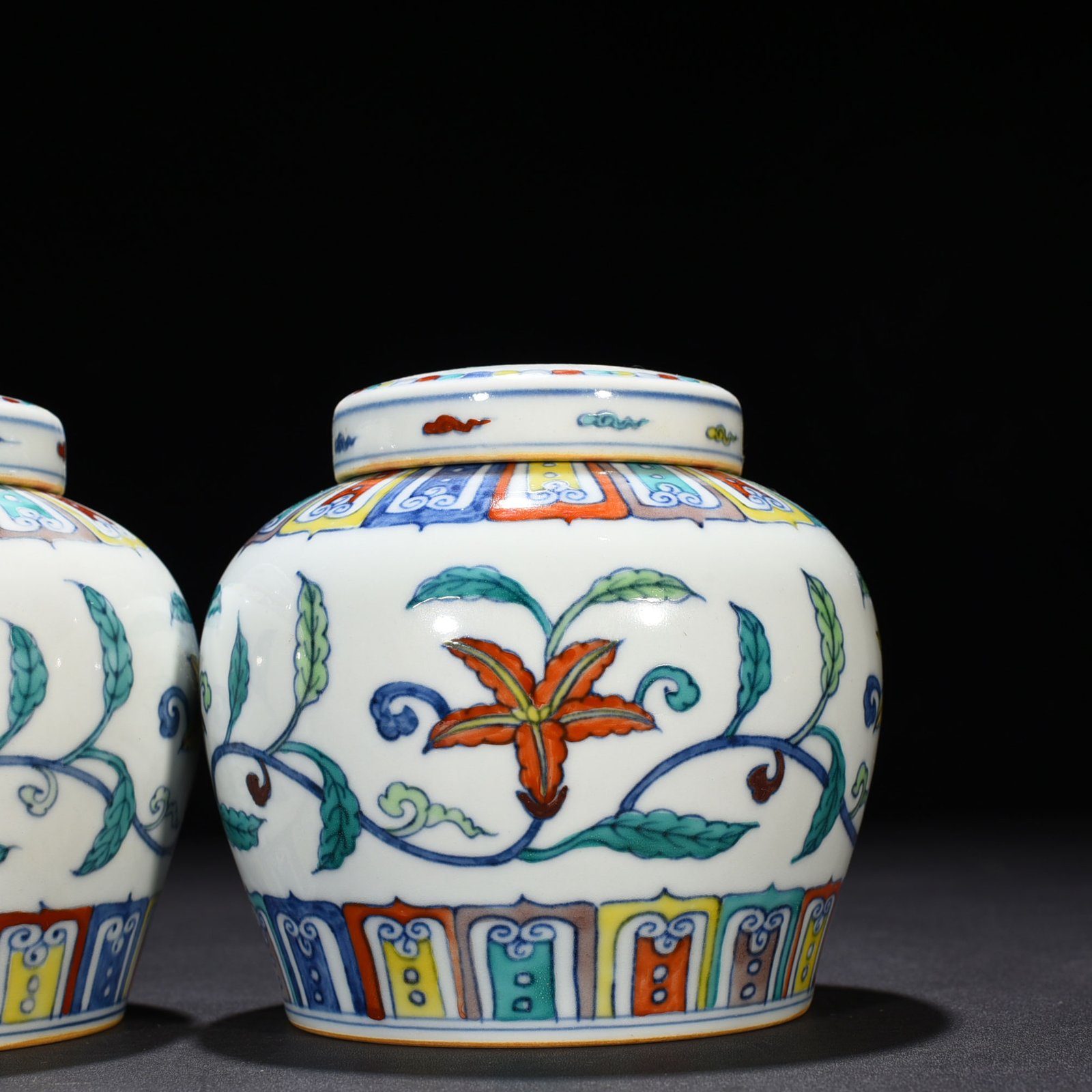 Ming Dynasty Chenghua Doucai colorful purple entwined gardenia pattern Tianzi jar