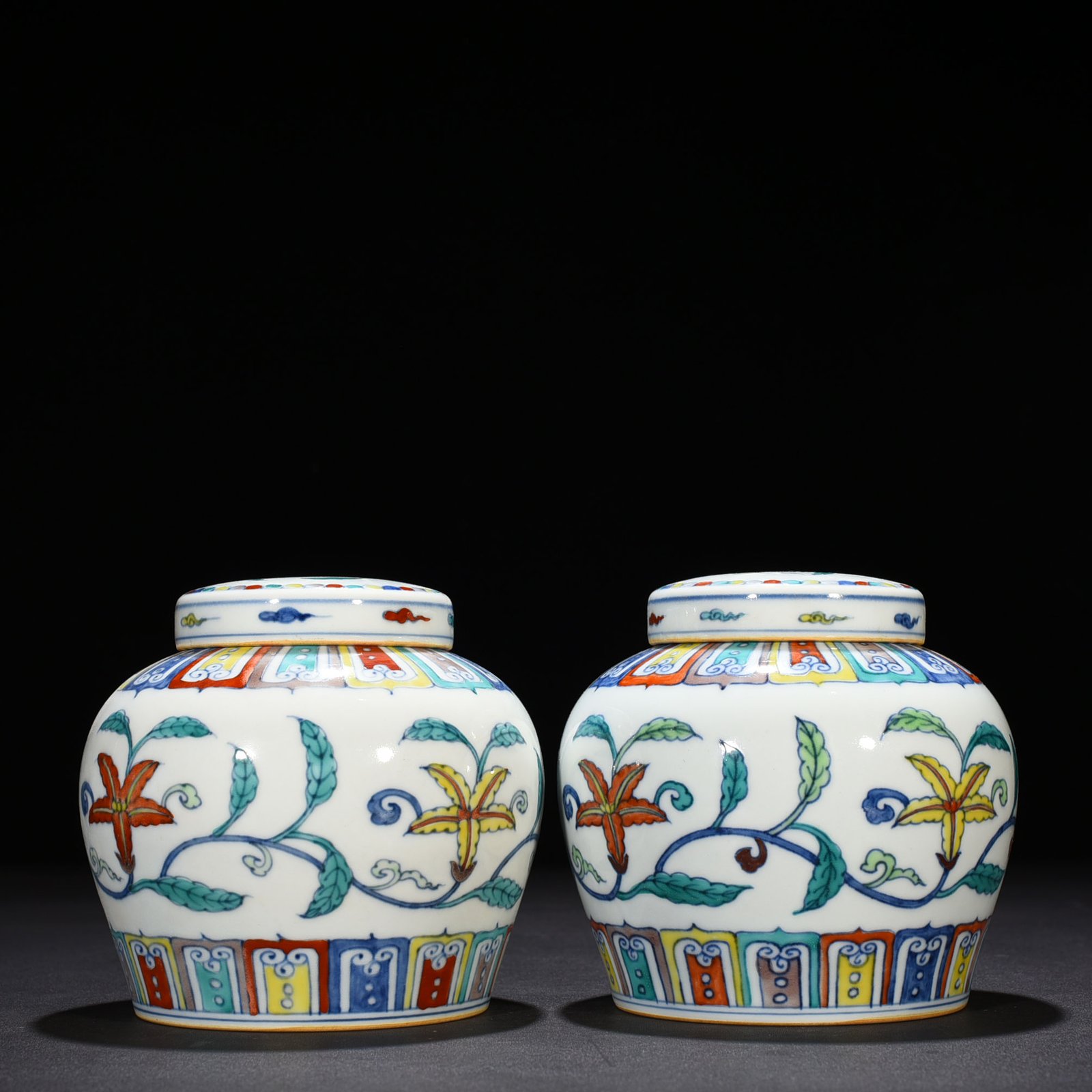 Ming Dynasty Chenghua Doucai colorful purple entwined gardenia pattern Tianzi jar