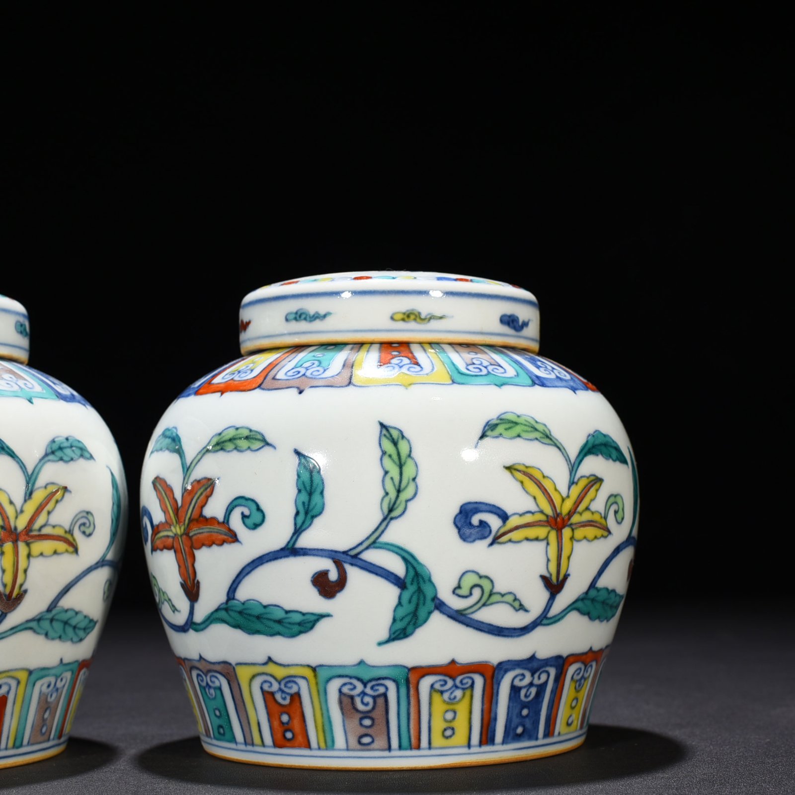 Ming Dynasty Chenghua Doucai colorful purple entwined gardenia pattern Tianzi jar