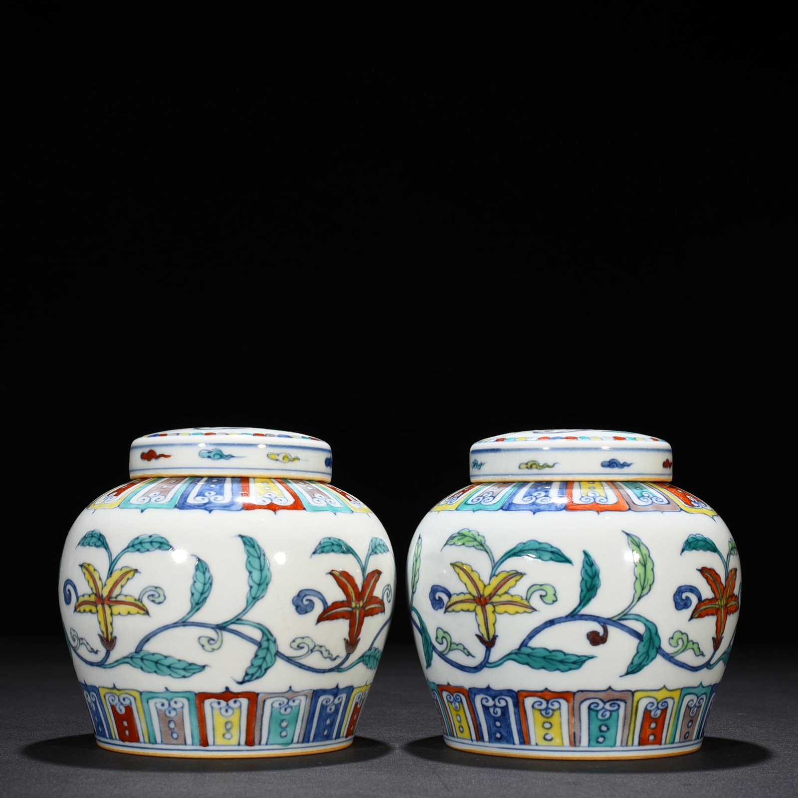 Ming Dynasty Chenghua Doucai colorful purple entwined gardenia pattern Tianzi jar