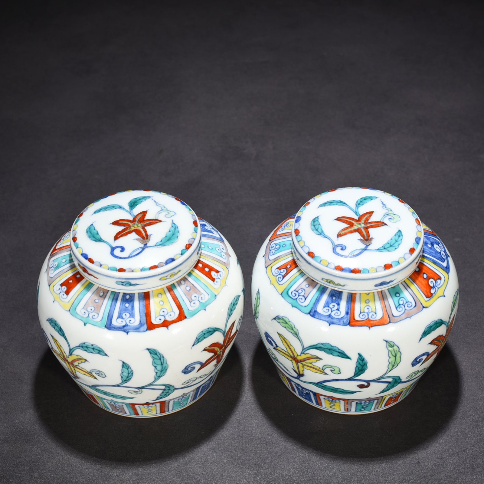Ming Dynasty Chenghua Doucai colorful purple entwined gardenia pattern Tianzi jar