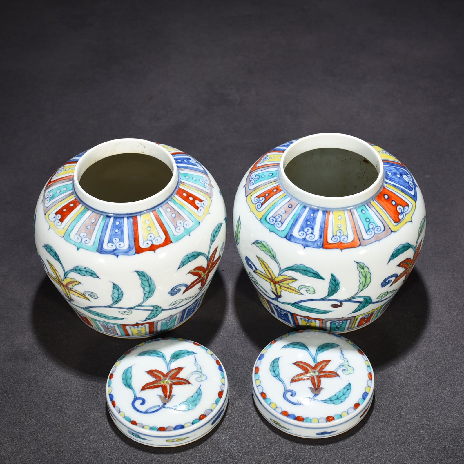 Ming Dynasty Chenghua Doucai colorful purple entwined gardenia pattern Tianzi jar
