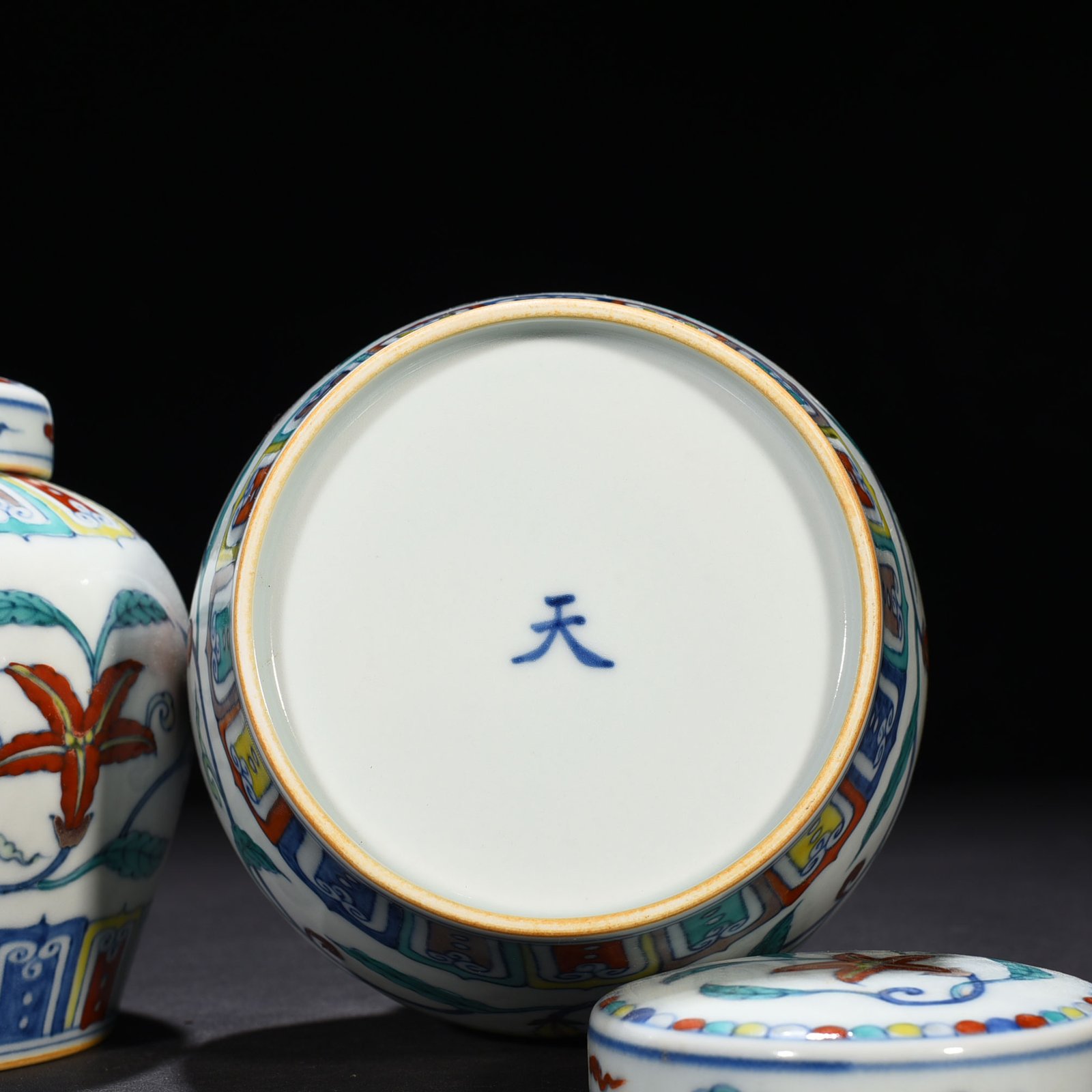 Ming Dynasty Chenghua Doucai colorful purple entwined gardenia pattern Tianzi jar