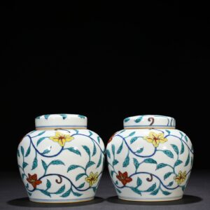 Ming Dynasty Chenghua doucai purple entwined okra pattern sky-shaped jar