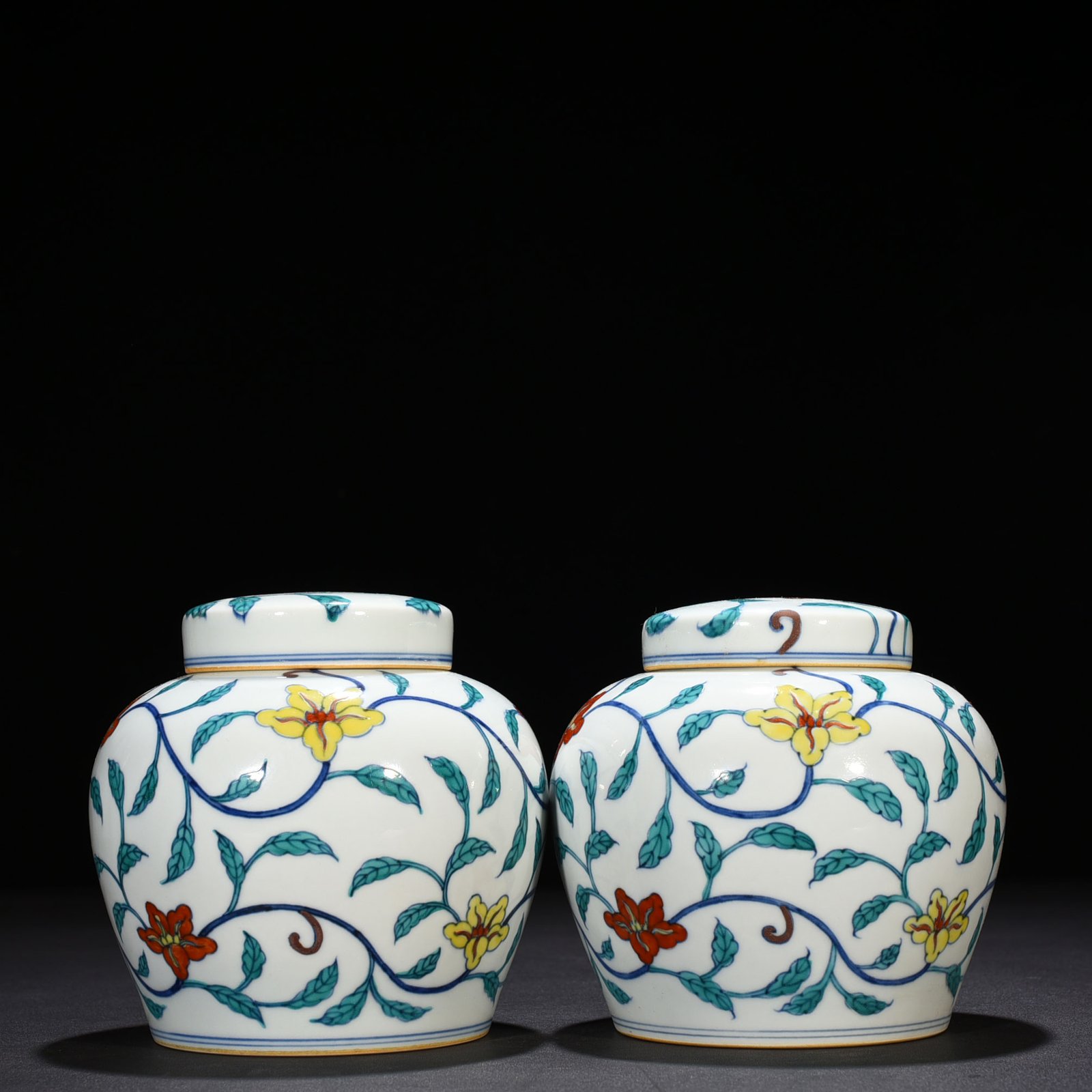Ming Dynasty Chenghua doucai purple entwined okra pattern sky-shaped jar