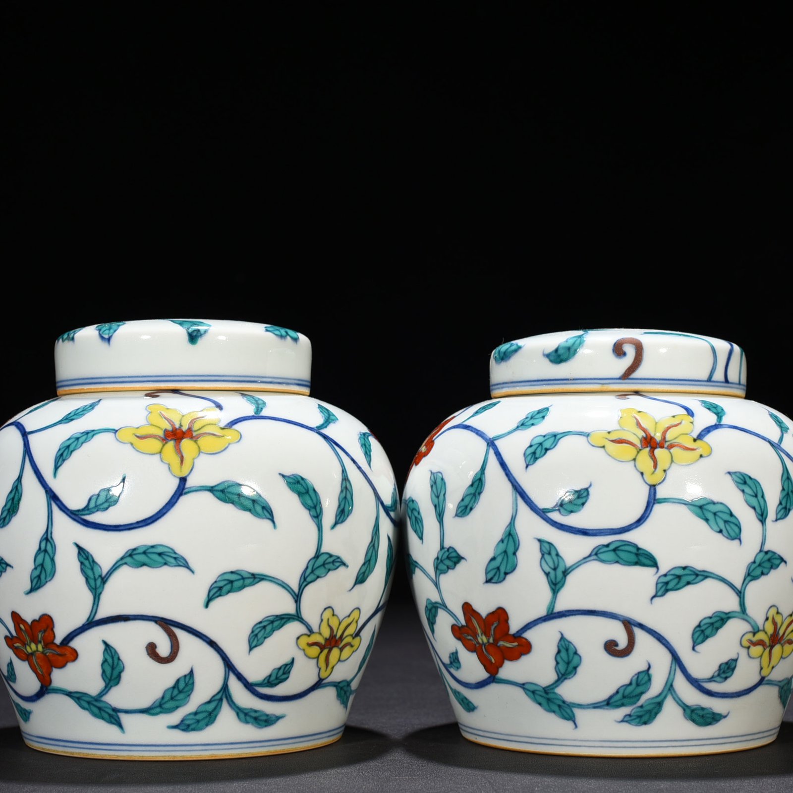 Ming Dynasty Chenghua doucai purple entwined okra pattern sky-shaped jar