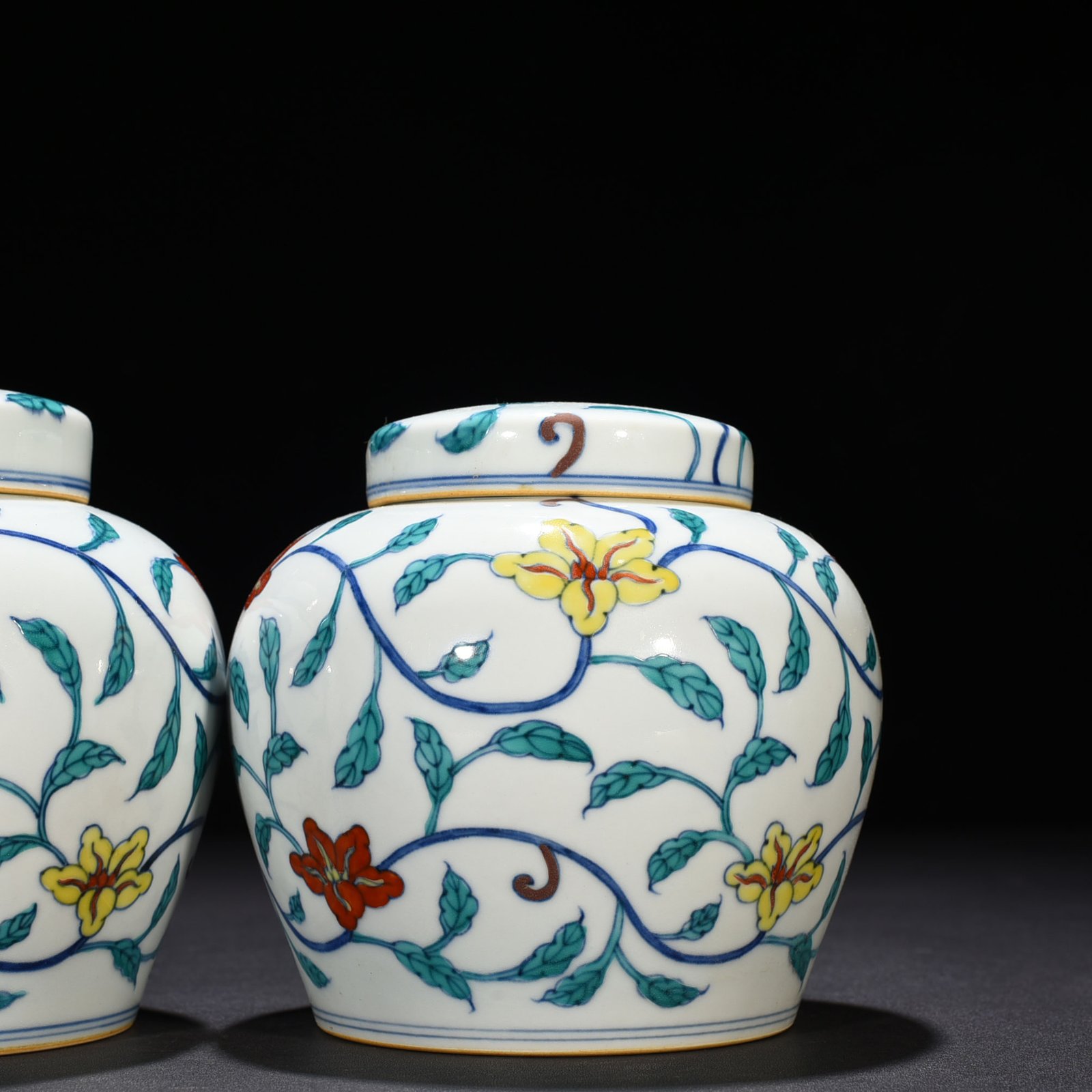 Ming Dynasty Chenghua doucai purple entwined okra pattern sky-shaped jar