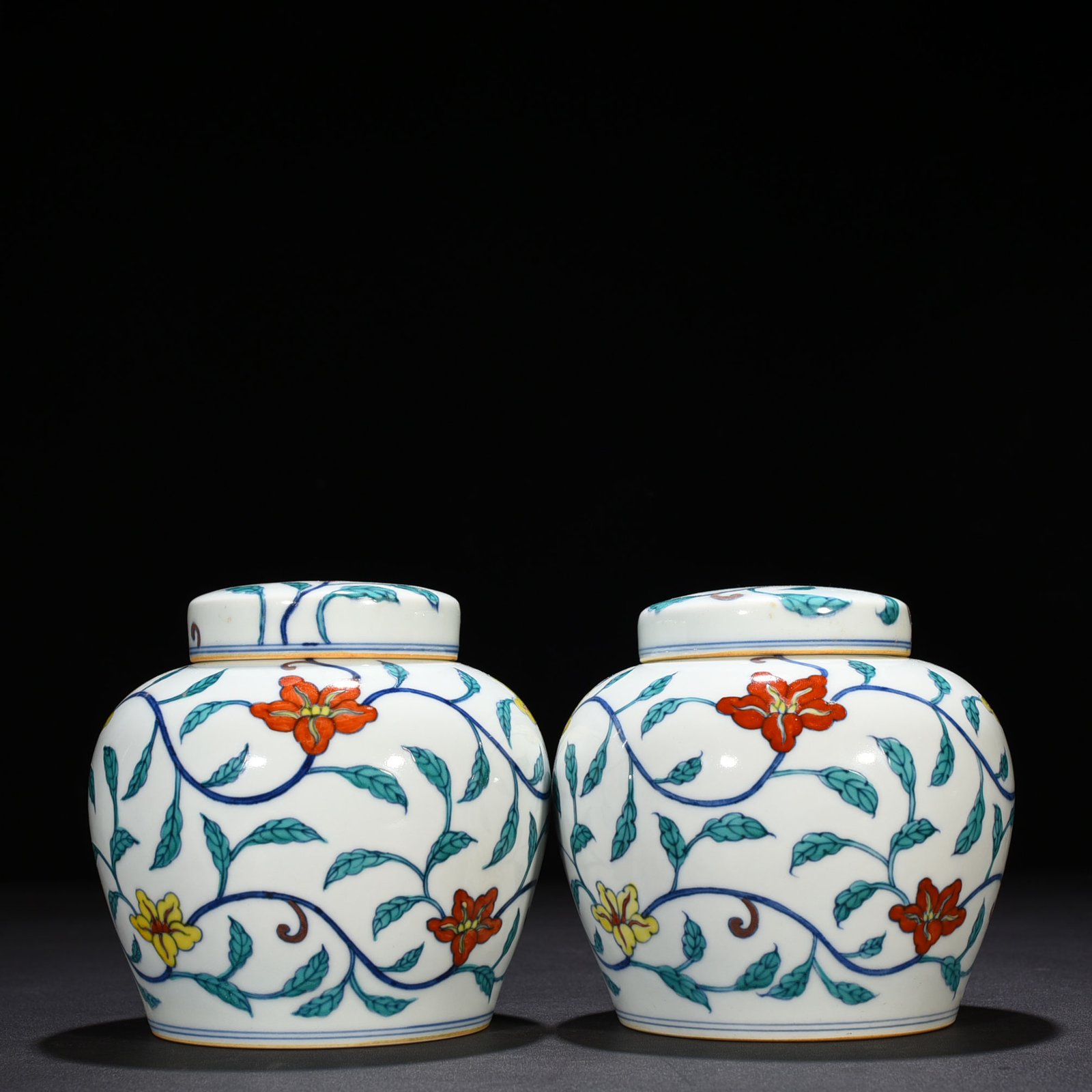 Ming Dynasty Chenghua doucai purple entwined okra pattern sky-shaped jar