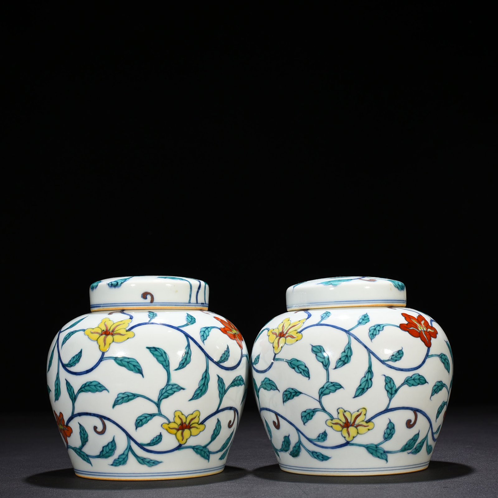 Ming Dynasty Chenghua doucai purple entwined okra pattern sky-shaped jar