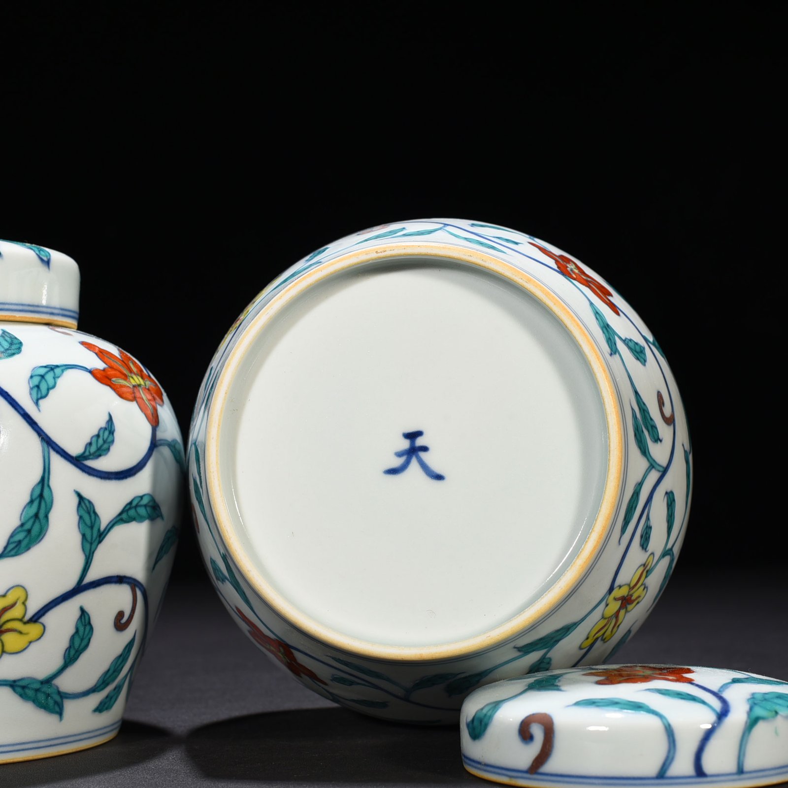 Ming Dynasty Chenghua doucai purple entwined okra pattern sky-shaped jar