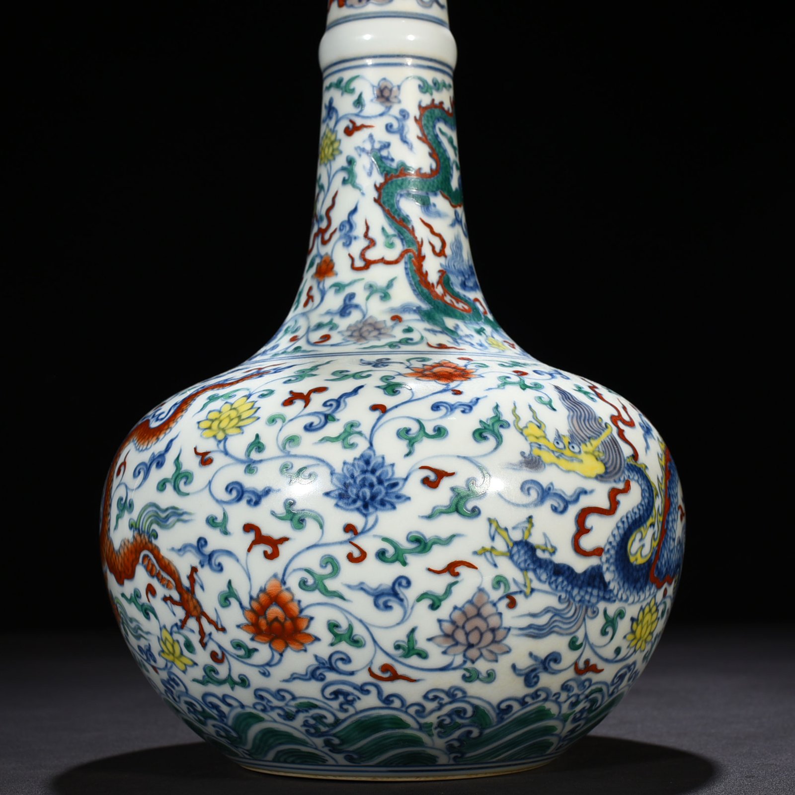Ming Dynasty Chenghua doucai purple twining branches dragon pattern crane neck bottle