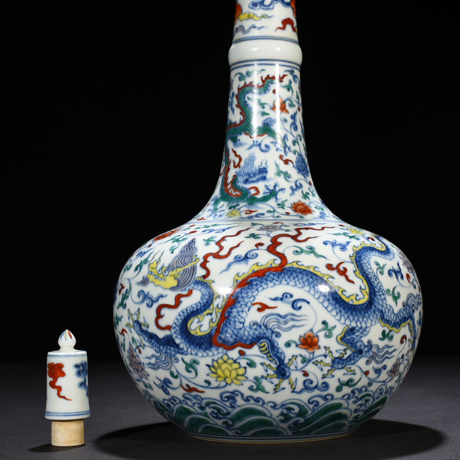 Ming Dynasty Chenghua doucai purple twining branches dragon pattern crane neck bottle