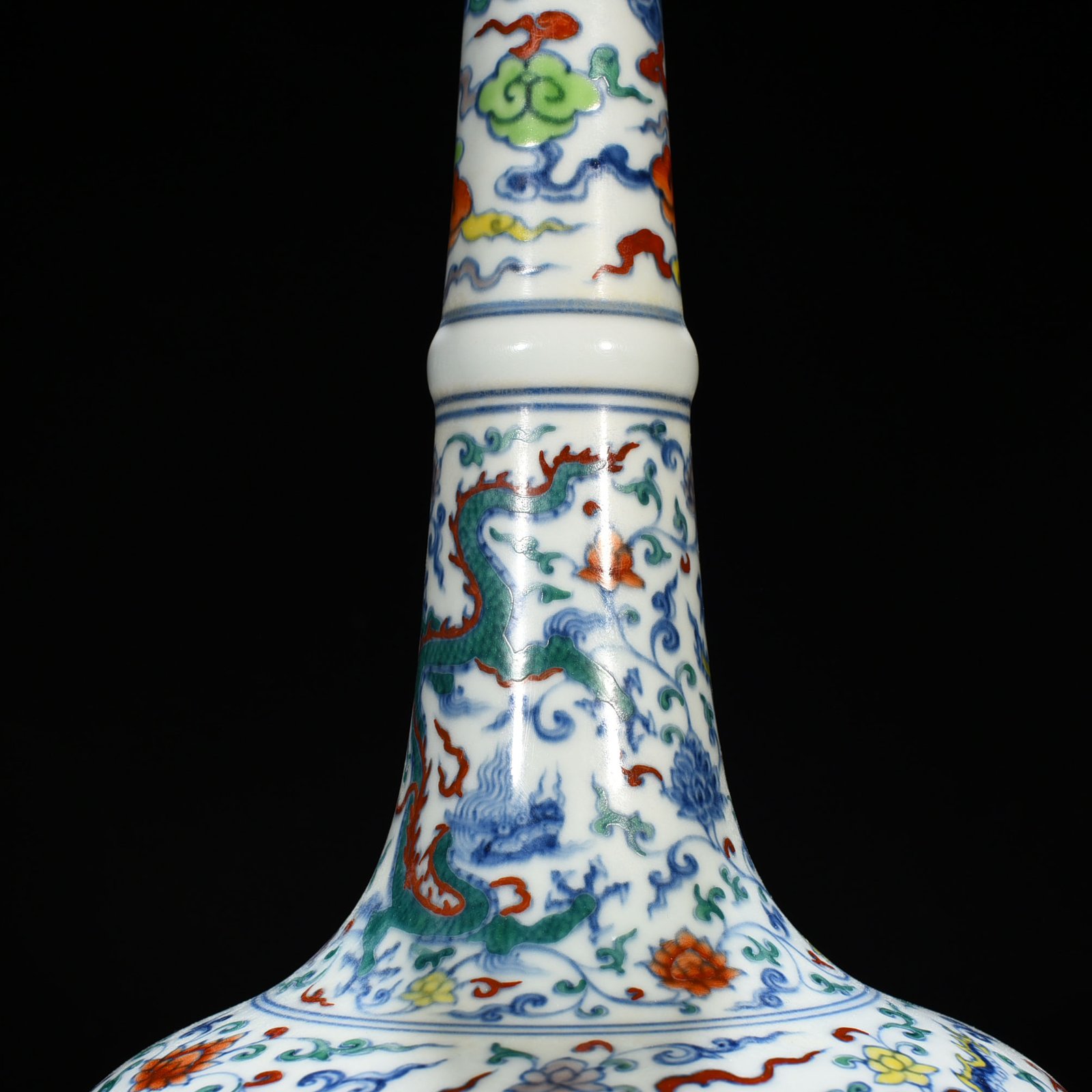 Ming Dynasty Chenghua doucai purple twining branches dragon pattern crane neck bottle