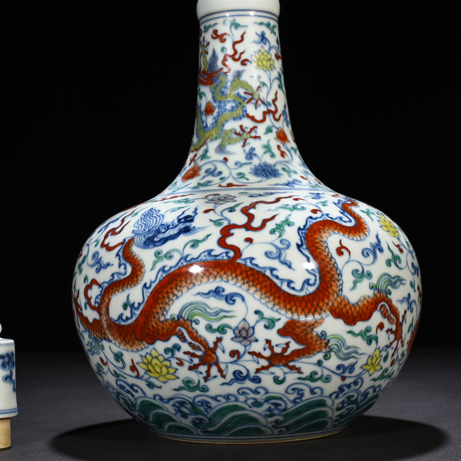 Ming Dynasty Chenghua doucai purple twining branches dragon pattern crane neck bottle