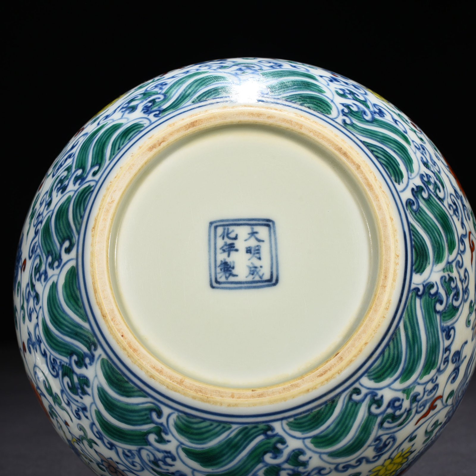Ming Dynasty Chenghua doucai purple twining branches dragon pattern crane neck bottle