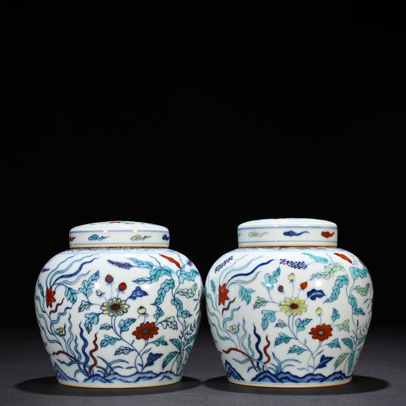 Ming Dynasty Chenghua Doucai purple flower nine-autumn pattern sky-shaped jar