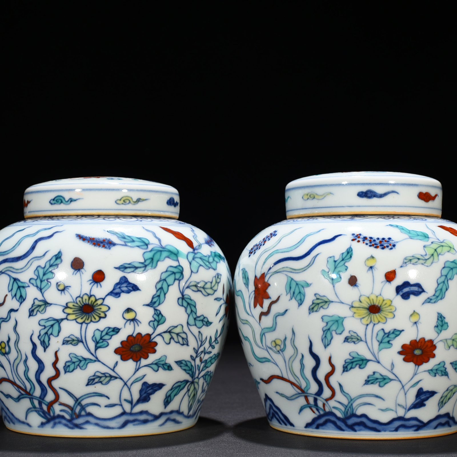 Ming Dynasty Chenghua Doucai purple flower nine-autumn pattern sky-shaped jar