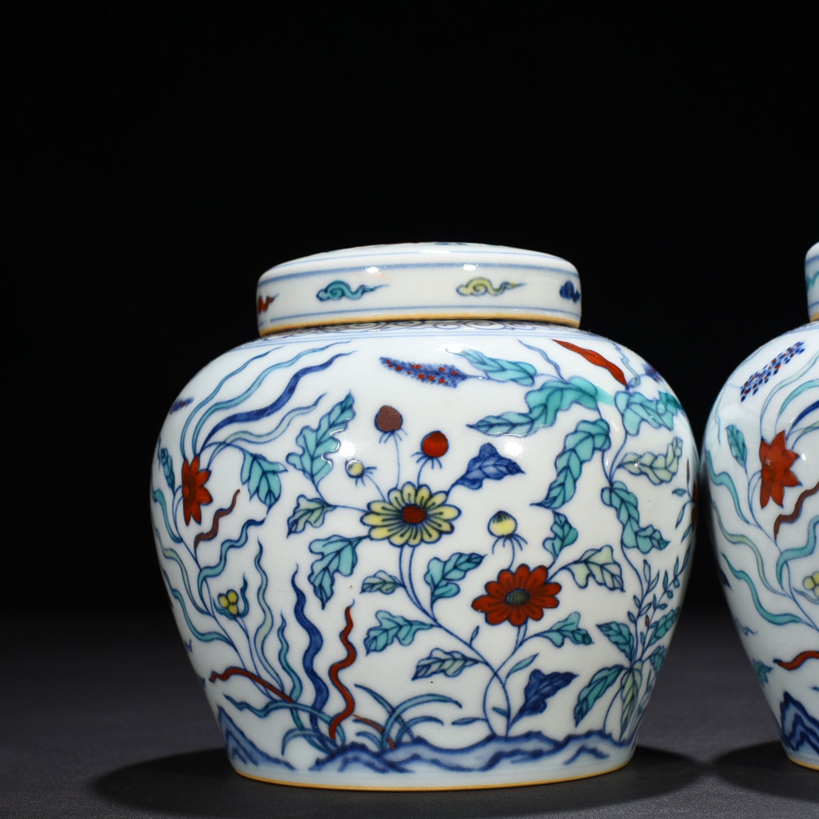 Ming Dynasty Chenghua Doucai purple flower nine-autumn pattern sky-shaped jar
