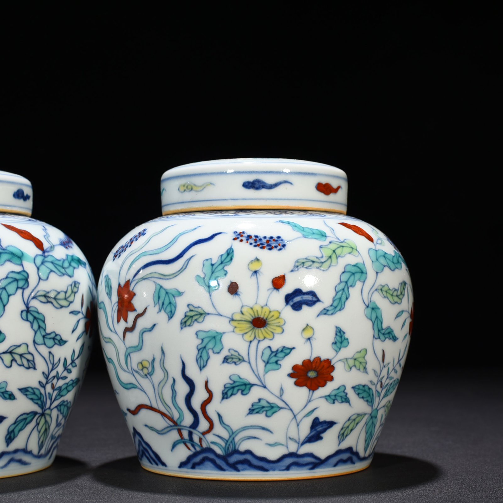Ming Dynasty Chenghua Doucai purple flower nine-autumn pattern sky-shaped jar