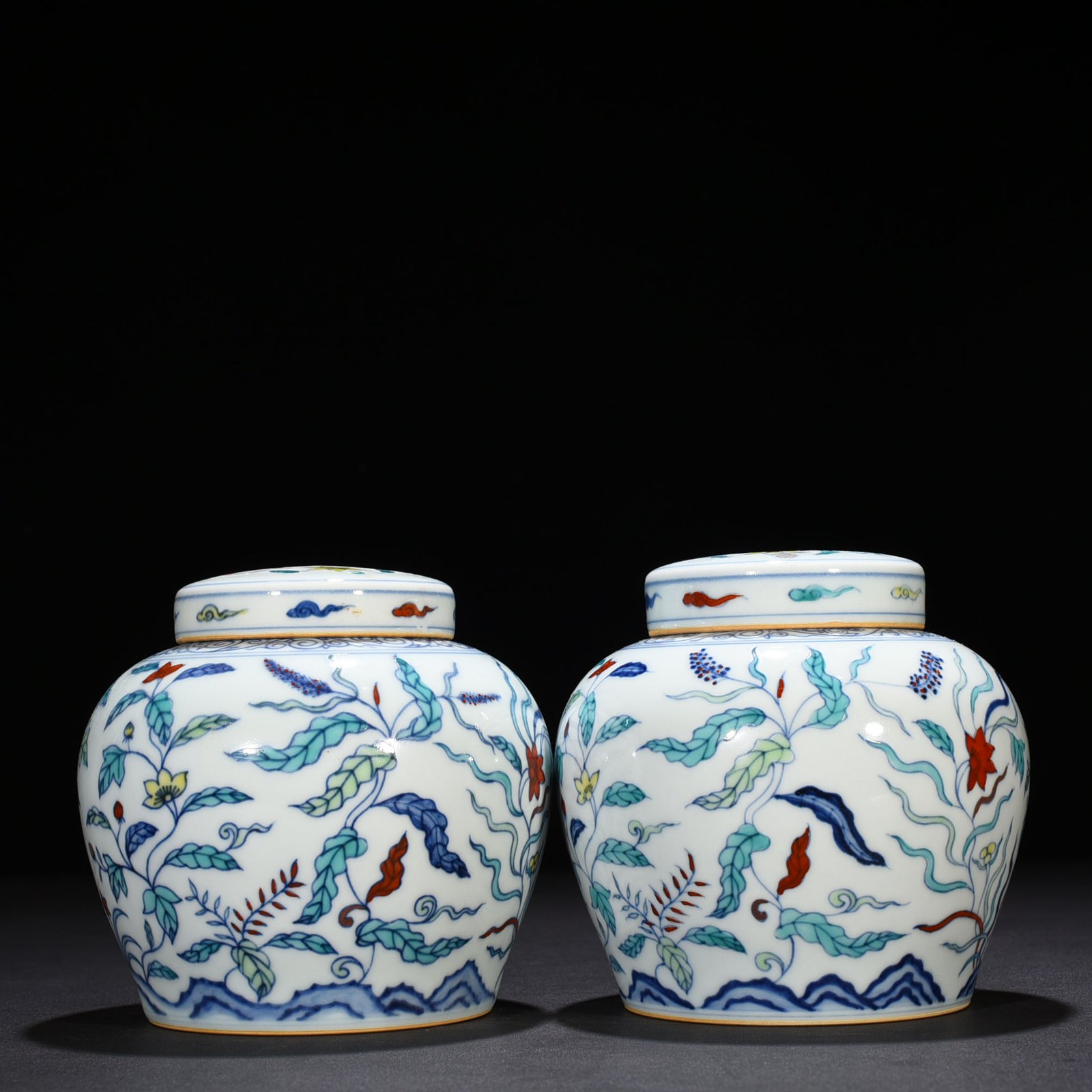 Ming Dynasty Chenghua Doucai purple flower nine-autumn pattern sky-shaped jar
