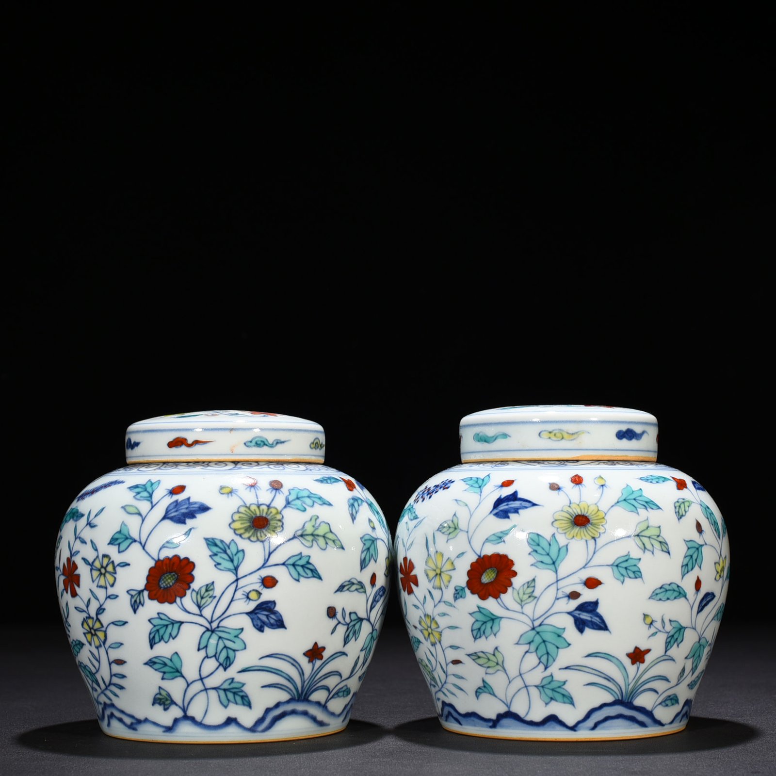 Ming Dynasty Chenghua Doucai purple flower nine-autumn pattern sky-shaped jar