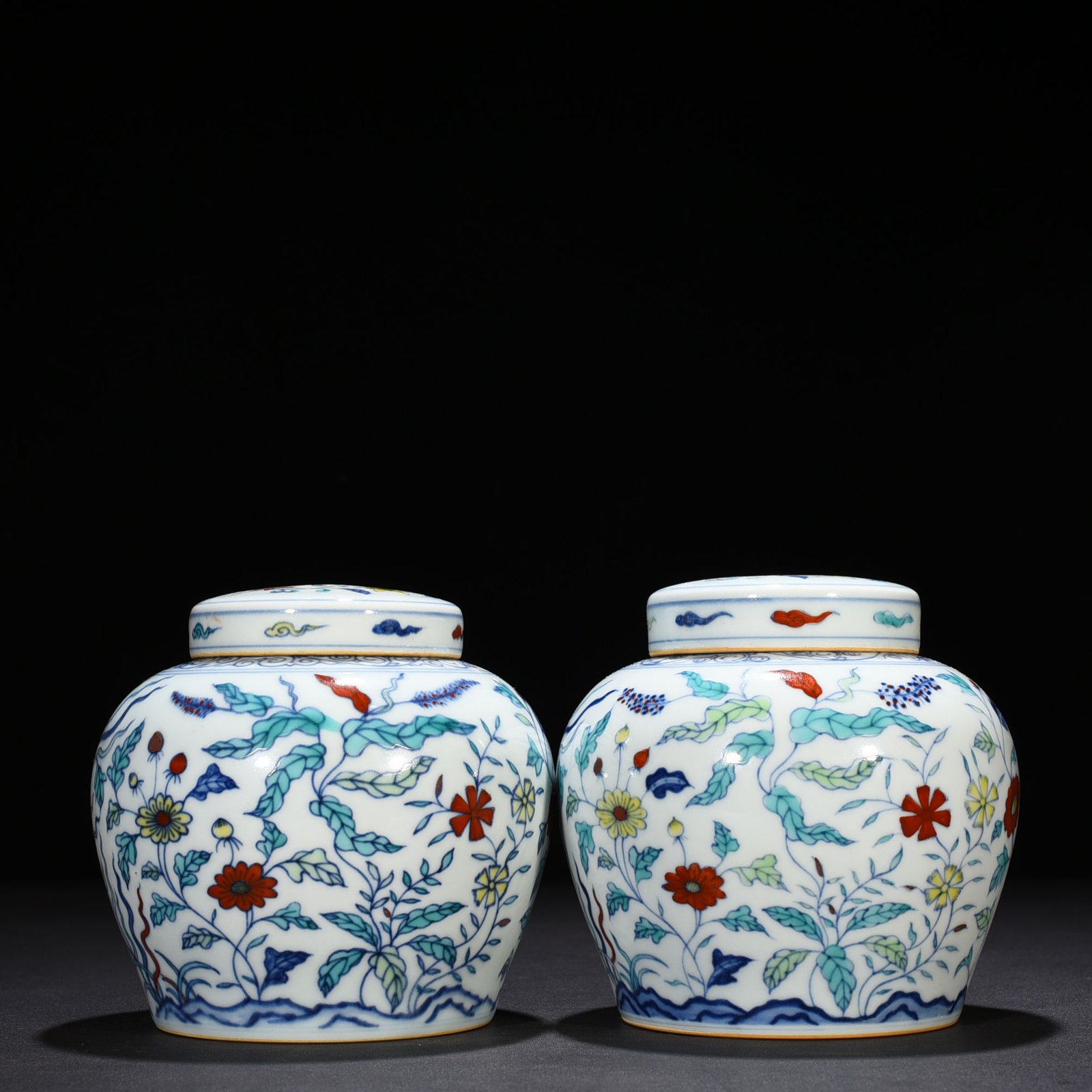 Ming Dynasty Chenghua Doucai purple flower nine-autumn pattern sky-shaped jar