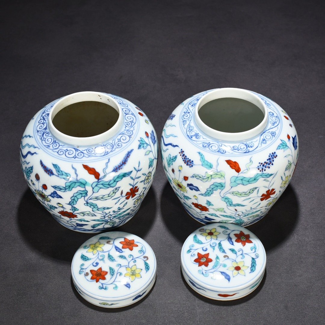 Ming Dynasty Chenghua Doucai purple flower nine-autumn pattern sky-shaped jar