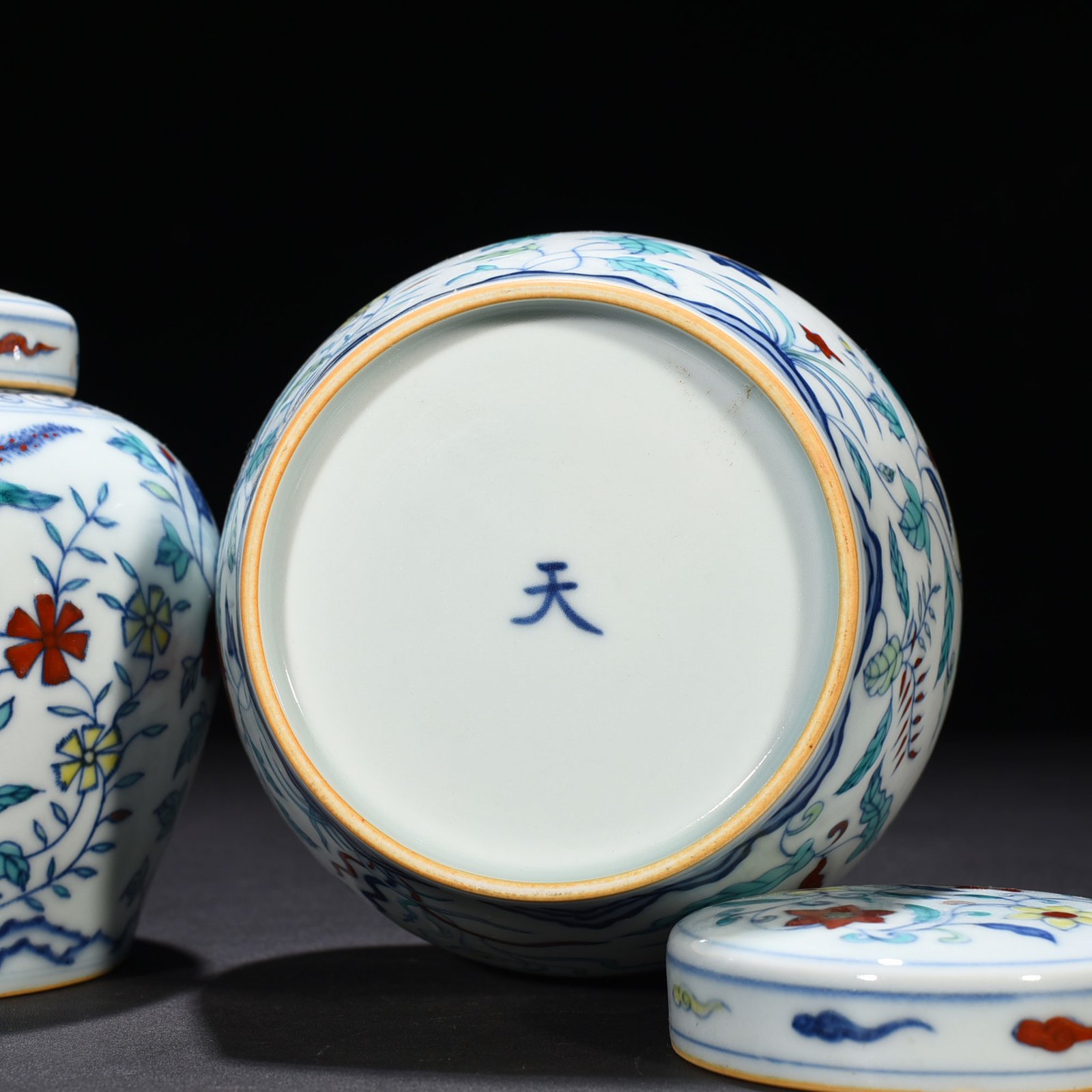 Ming Dynasty Chenghua Doucai purple flower nine-autumn pattern sky-shaped jar