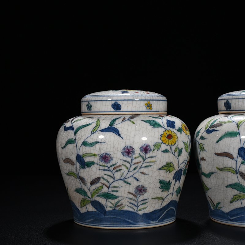 Ming Dynasty Chenghua Doucai purple flower pattern sky-shaped jar