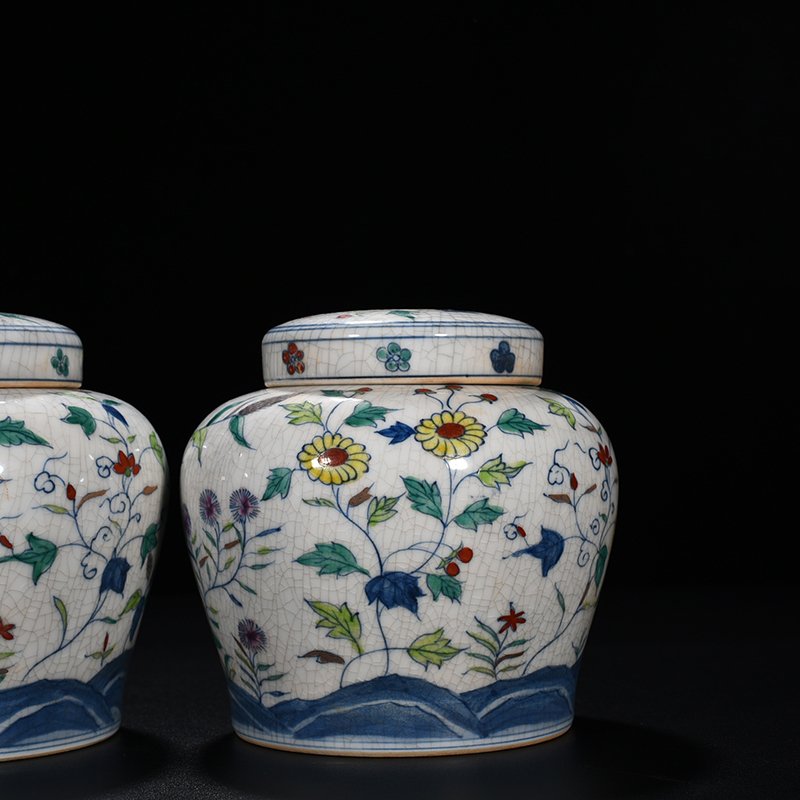 Ming Dynasty Chenghua Doucai purple flower pattern sky-shaped jar