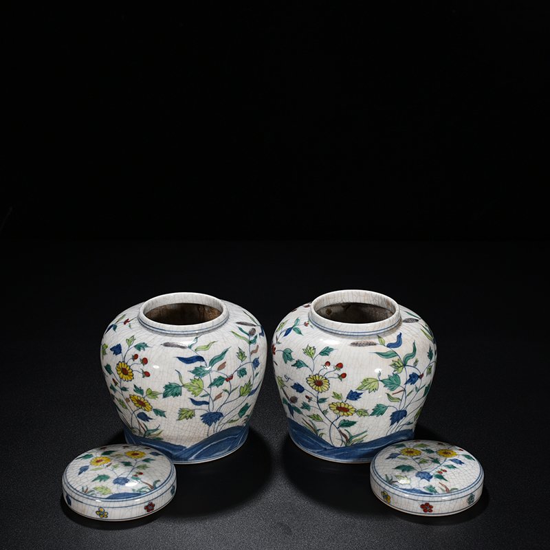 Ming Dynasty Chenghua Doucai purple flower pattern sky-shaped jar