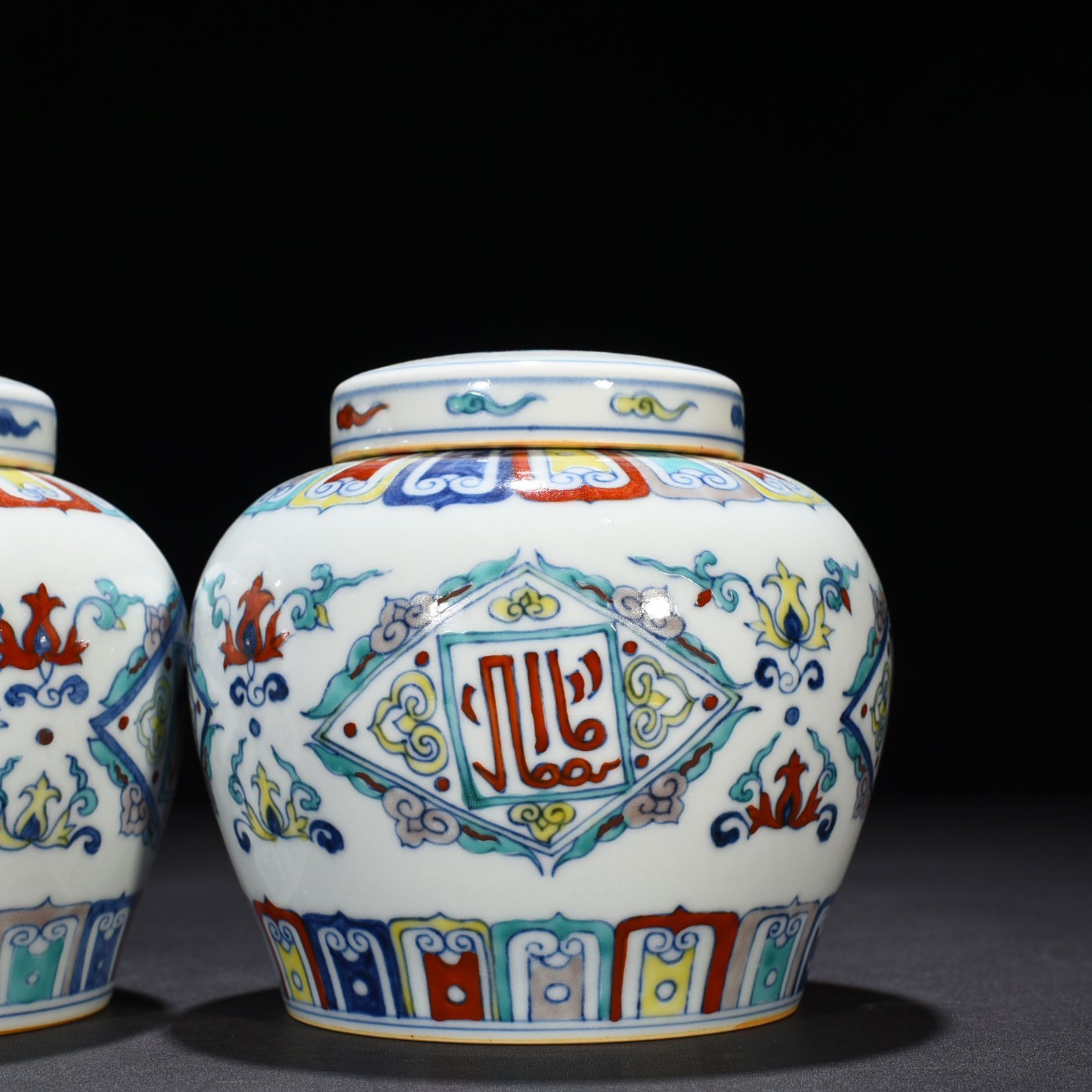 Ming Dynasty Chenghua Dou Cai purple floral Arabic pattern sky jar