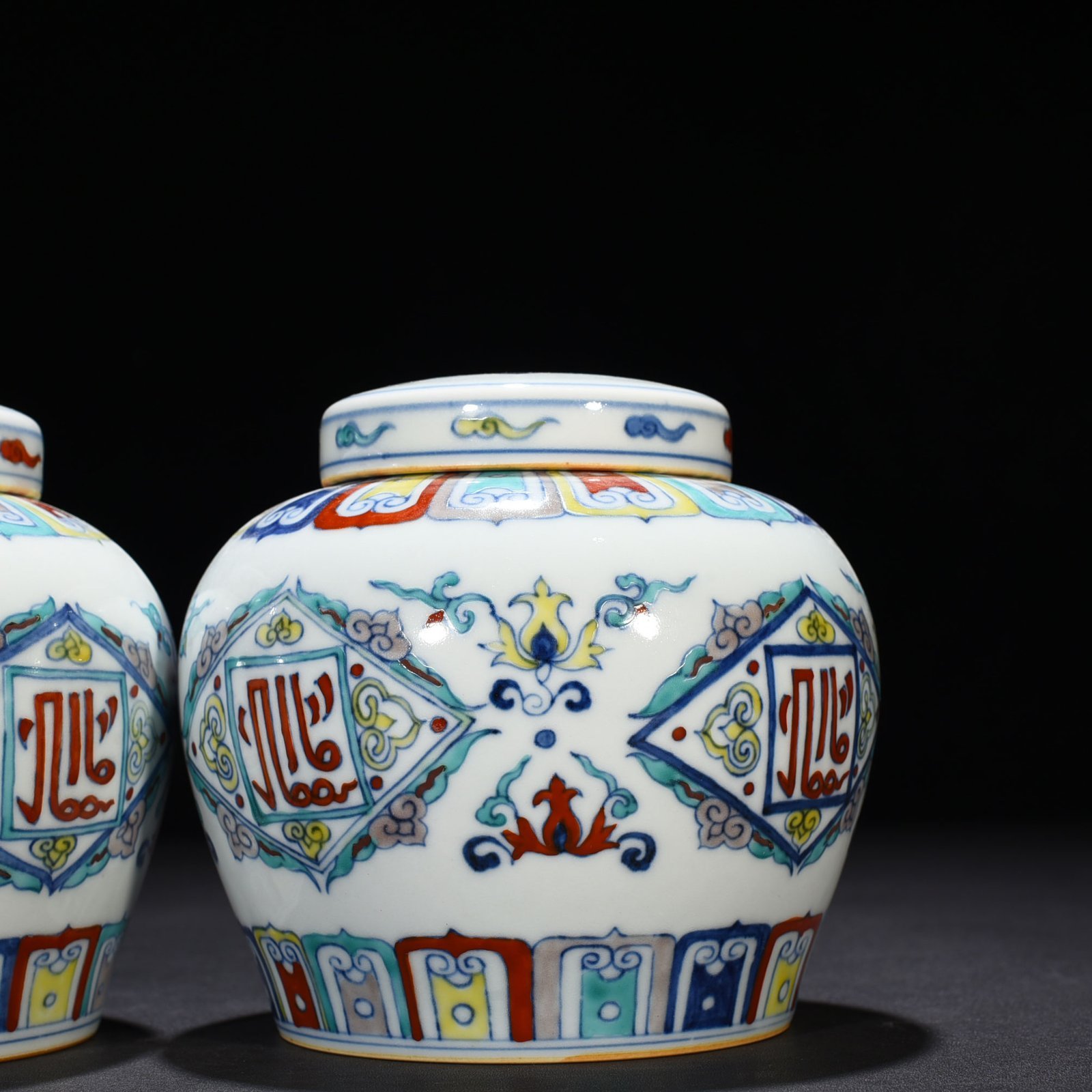 Ming Dynasty Chenghua Dou Cai purple floral Arabic pattern sky jar