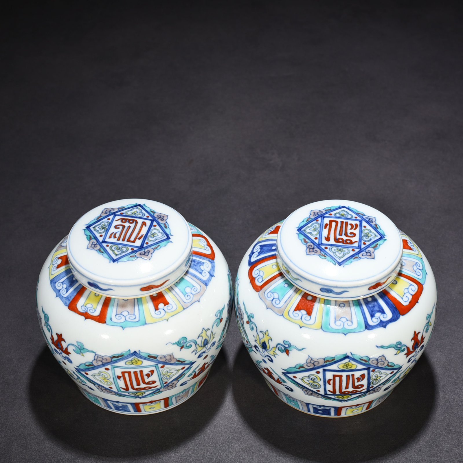Ming Dynasty Chenghua Dou Cai purple floral Arabic pattern sky jar