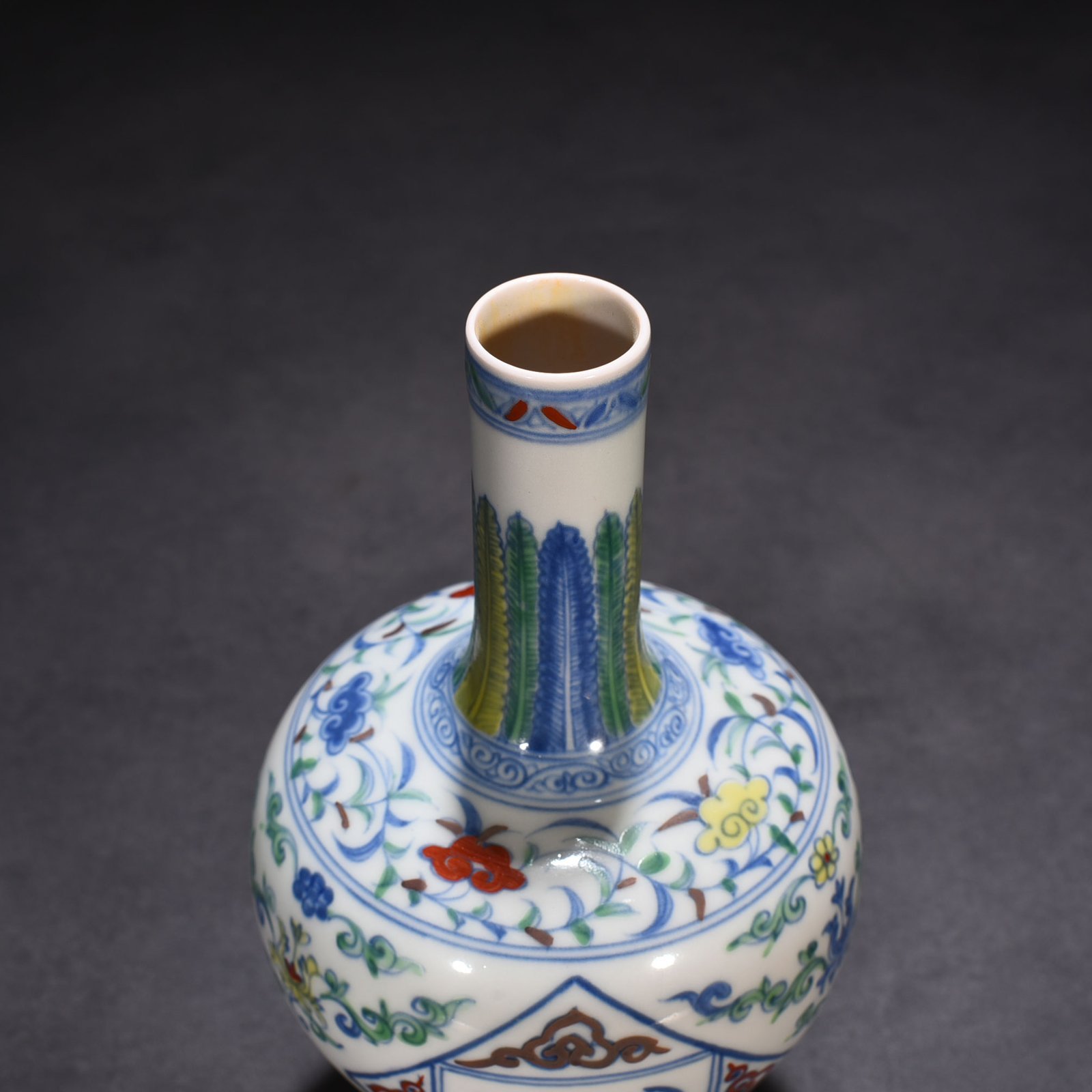 Ming Dynasty Chenghua Doucai purple flower Arabic pattern rattle bottle