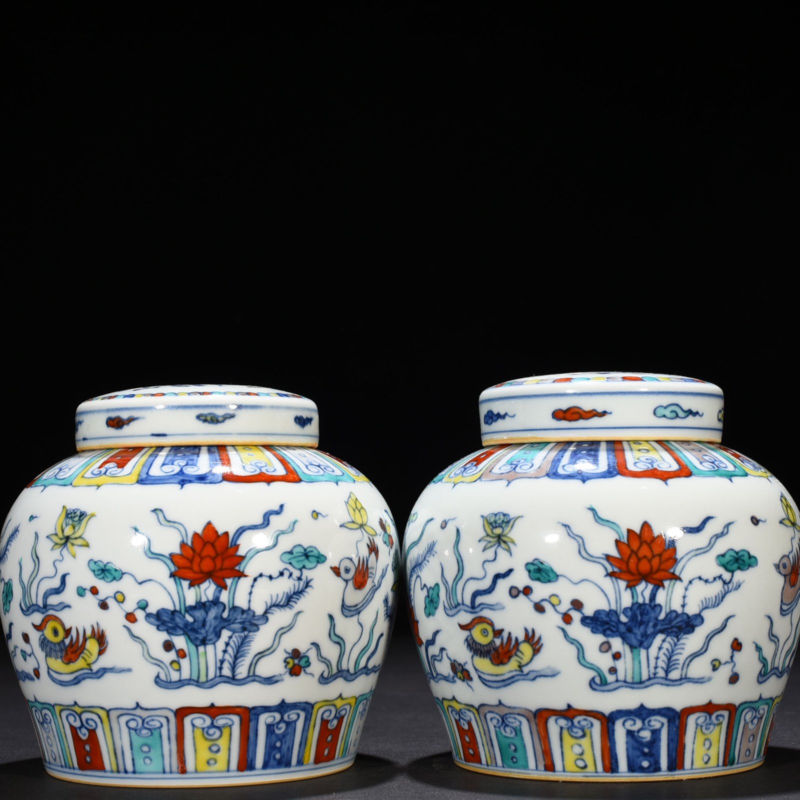 Ming Dynasty Chenghua Doucai Colorful Purple Lotus Pond Mandarin Duck Pattern Tianzi Jar