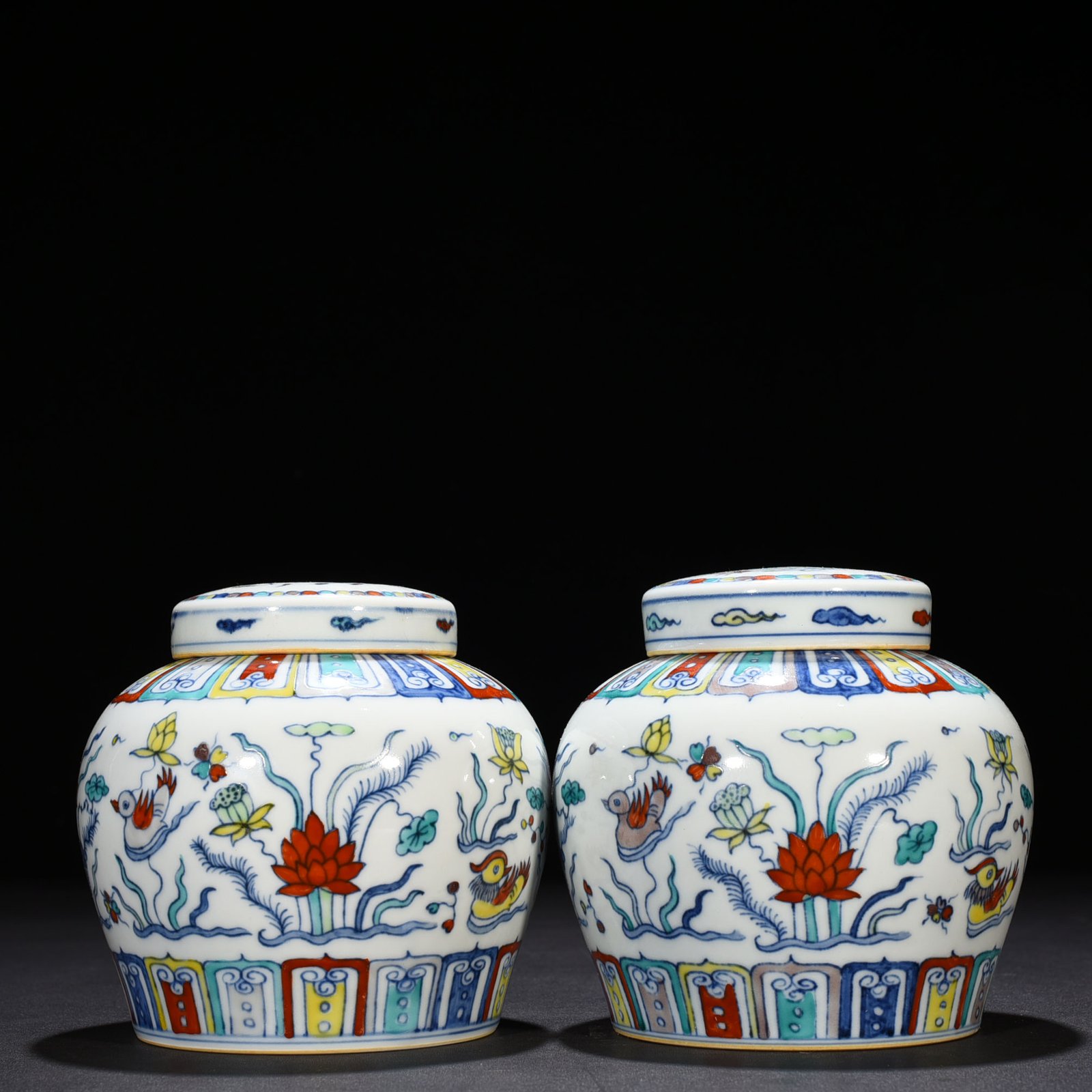 Ming Dynasty Chenghua Doucai Colorful Purple Lotus Pond Mandarin Duck Pattern Tianzi Jar