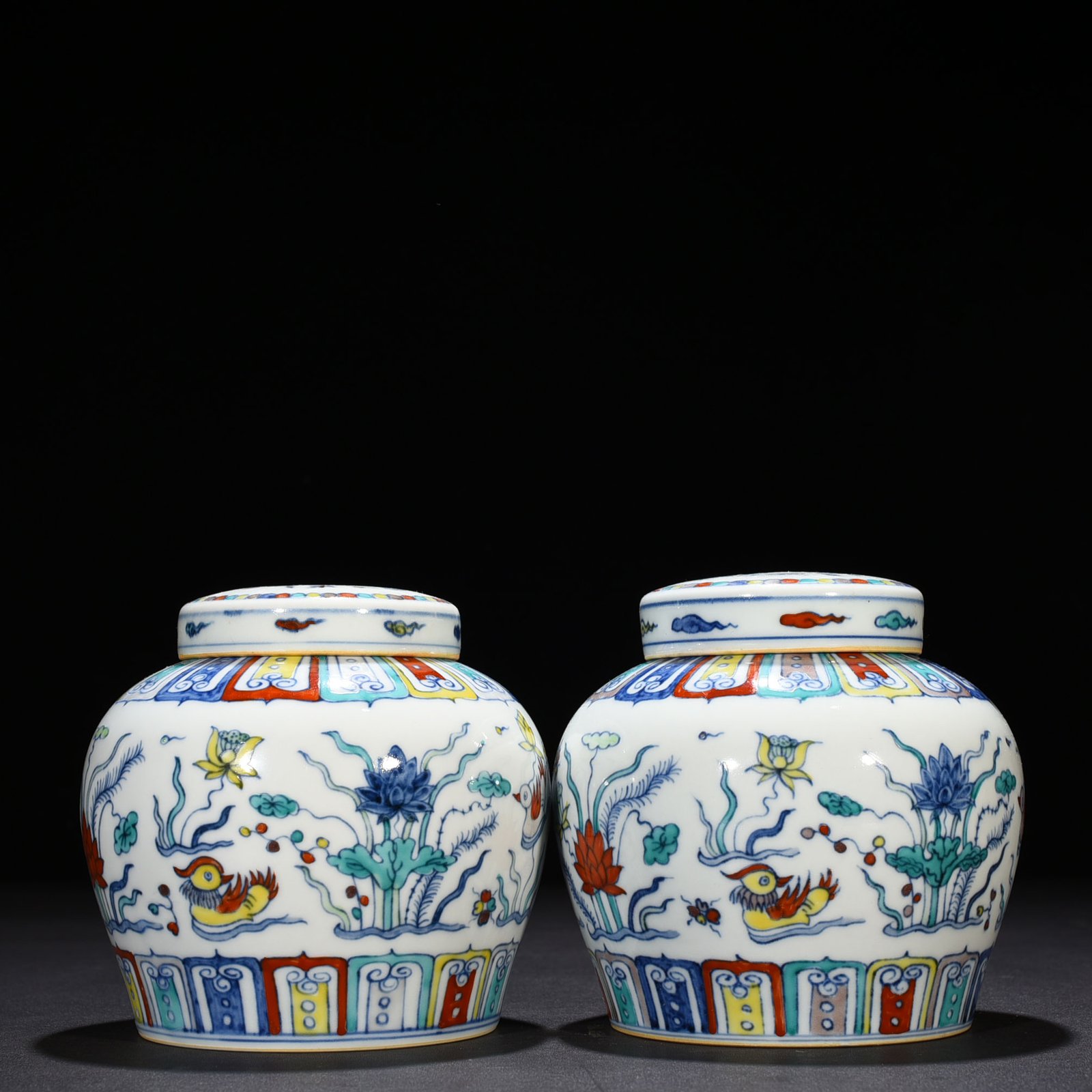 Ming Dynasty Chenghua Doucai Colorful Purple Lotus Pond Mandarin Duck Pattern Tianzi Jar