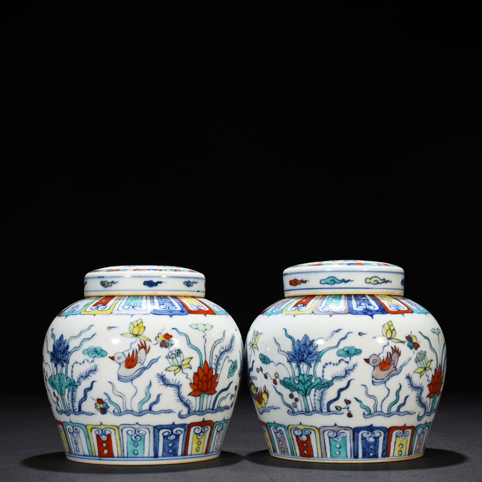 Ming Dynasty Chenghua Doucai Colorful Purple Lotus Pond Mandarin Duck Pattern Tianzi Jar