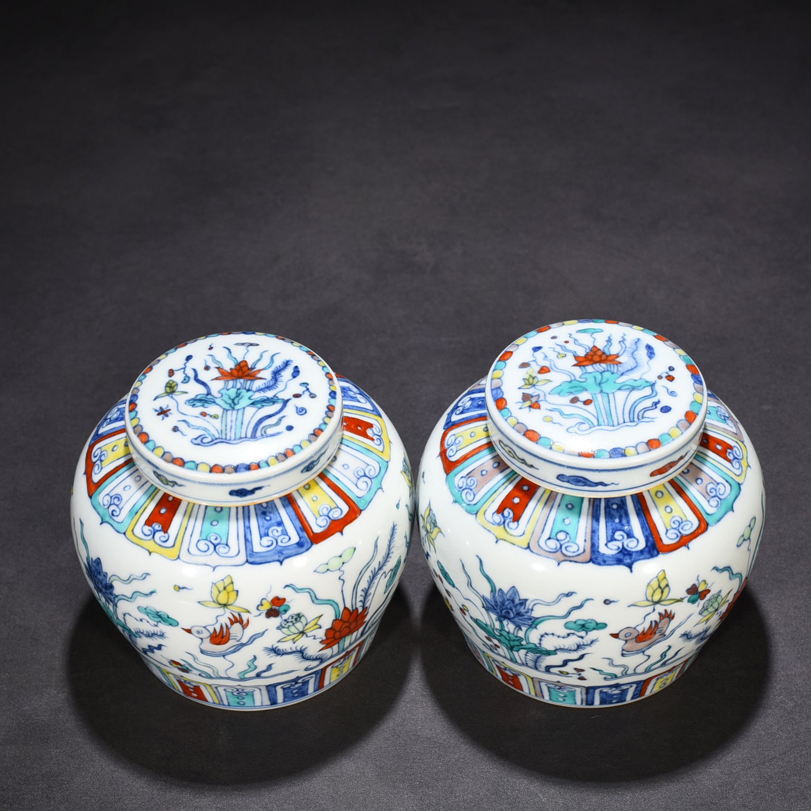 Ming Dynasty Chenghua Doucai Colorful Purple Lotus Pond Mandarin Duck Pattern Tianzi Jar