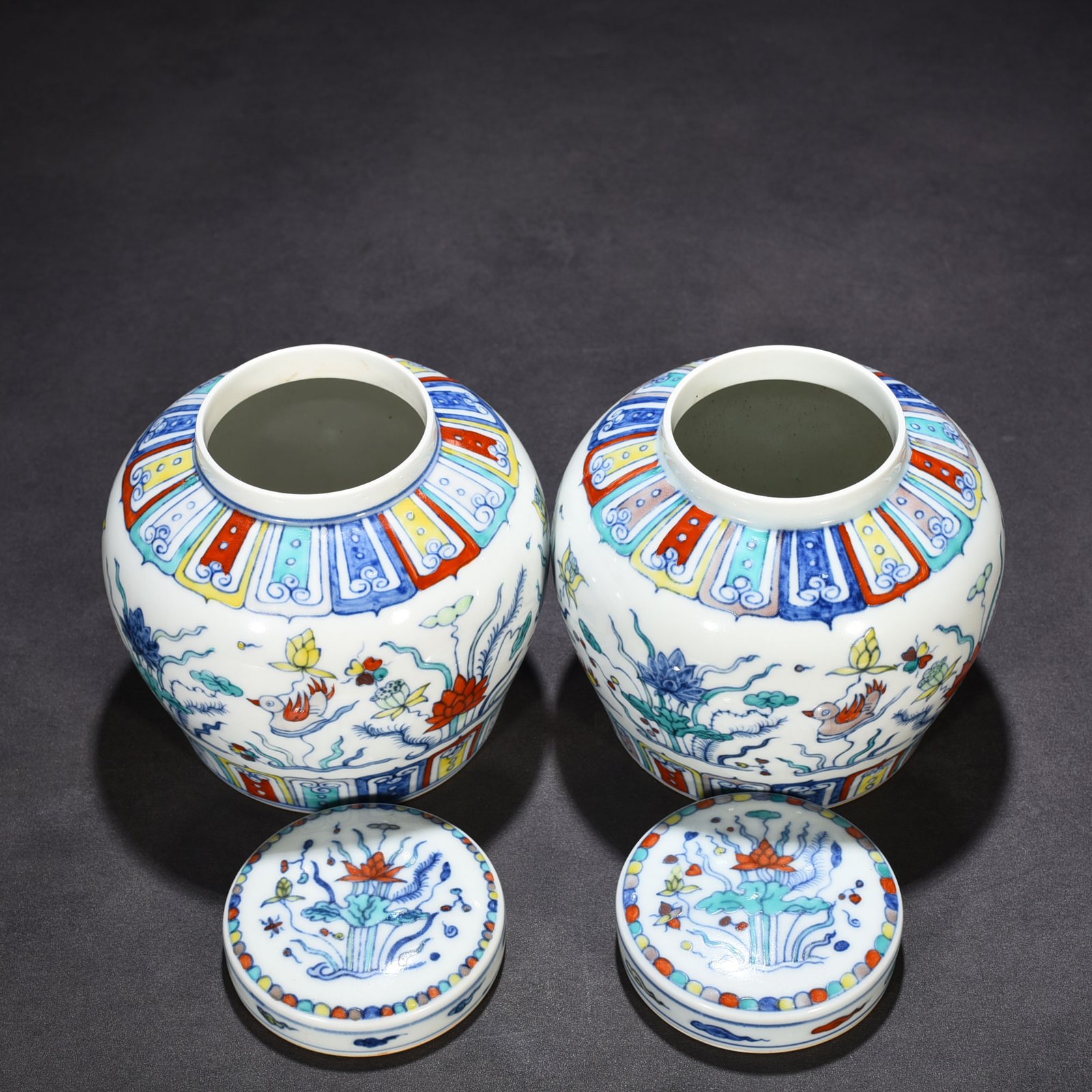 Ming Dynasty Chenghua Doucai Colorful Purple Lotus Pond Mandarin Duck Pattern Tianzi Jar