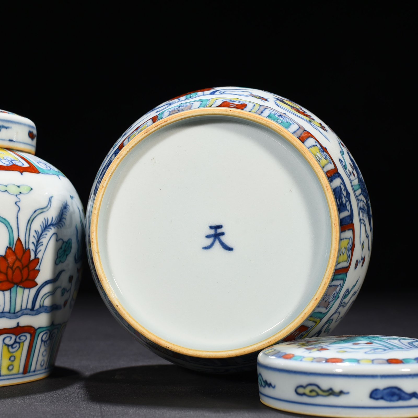 Ming Dynasty Chenghua Doucai Colorful Purple Lotus Pond Mandarin Duck Pattern Tianzi Jar