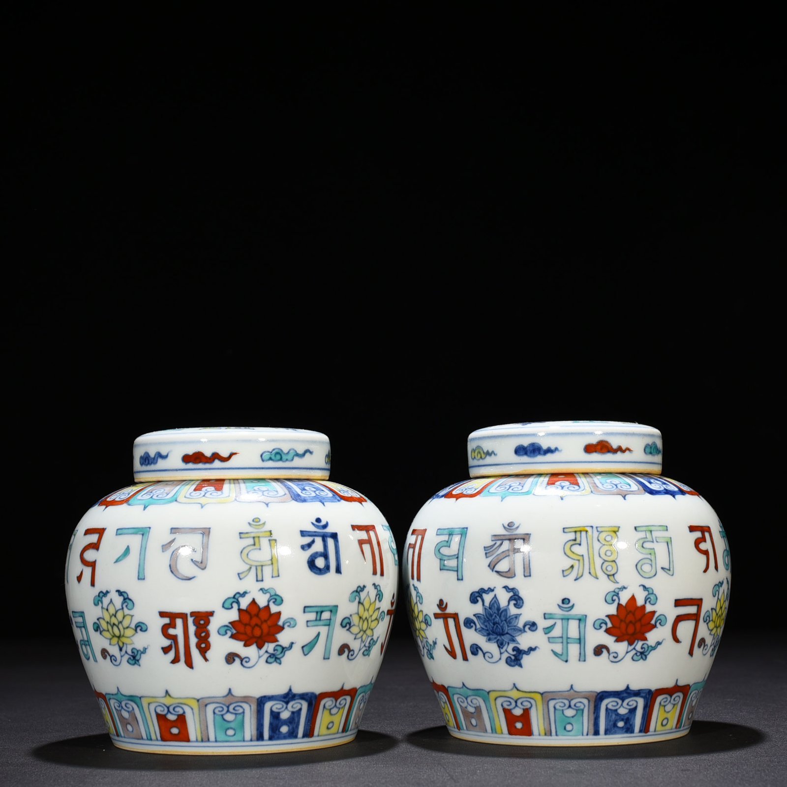 Ming Dynasty Chenghua Dou Colorful Purple Lotus Sanskrit Tianzi Jar