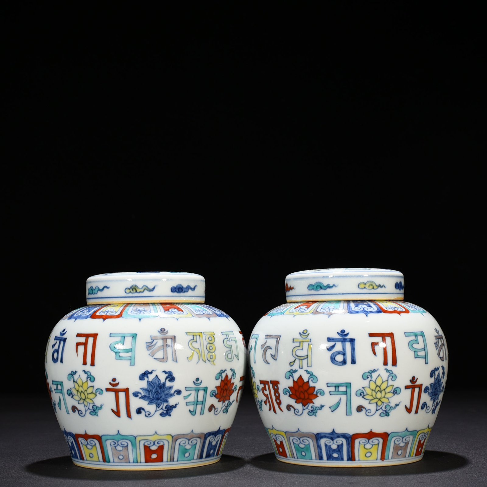 Ming Dynasty Chenghua Dou Colorful Purple Lotus Sanskrit Tianzi Jar