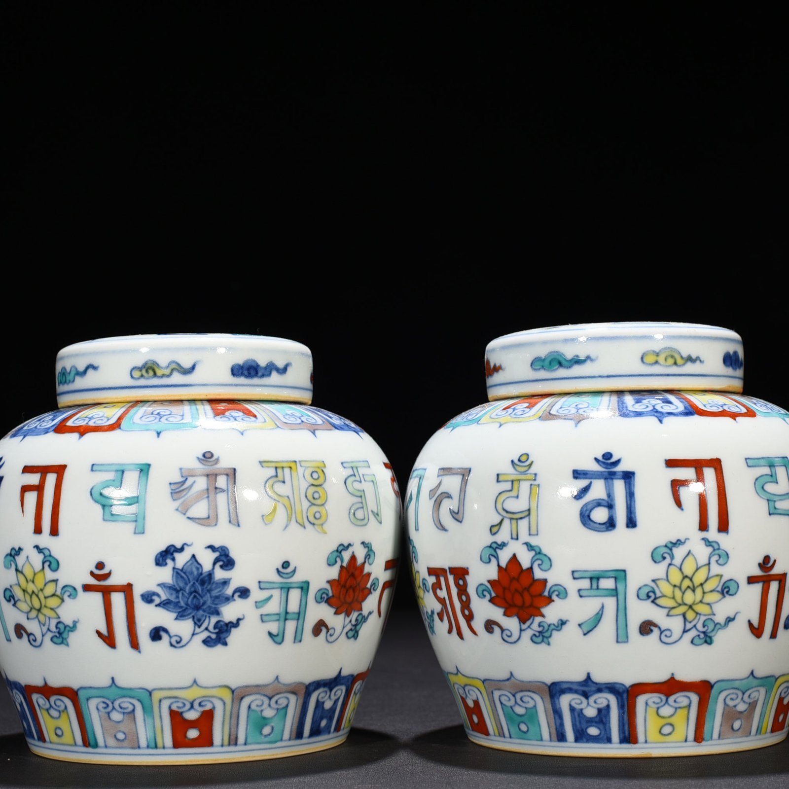 Ming Dynasty Chenghua Dou Colorful Purple Lotus Sanskrit Tianzi Jar