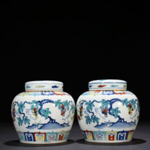 Ming Dynasty Chenghua Doucai colorful purple grape pattern sky-shaped jar