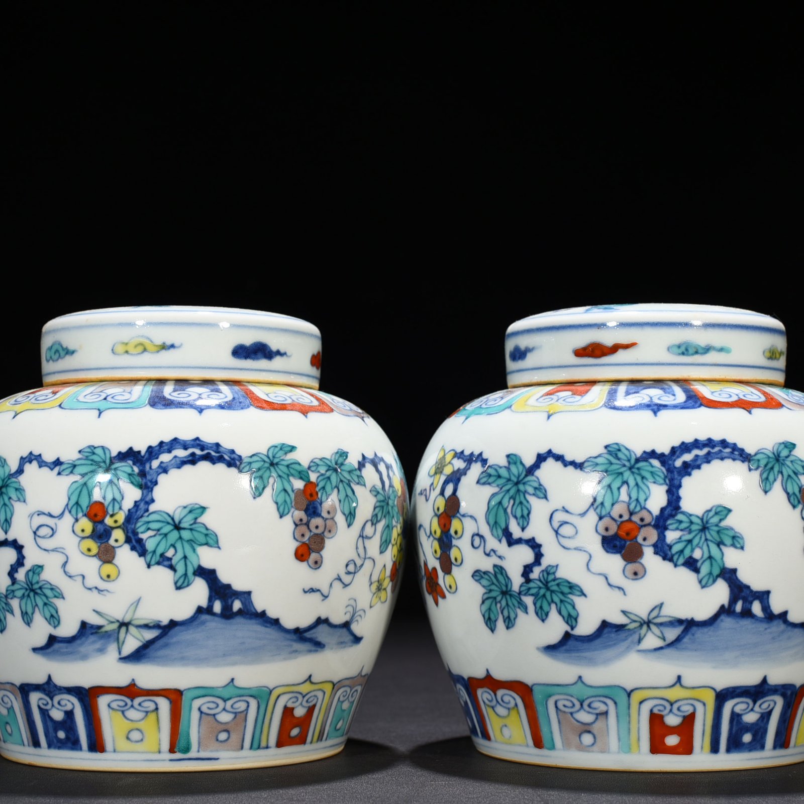 Ming Dynasty Chenghua Doucai colorful purple grape pattern sky-shaped jar