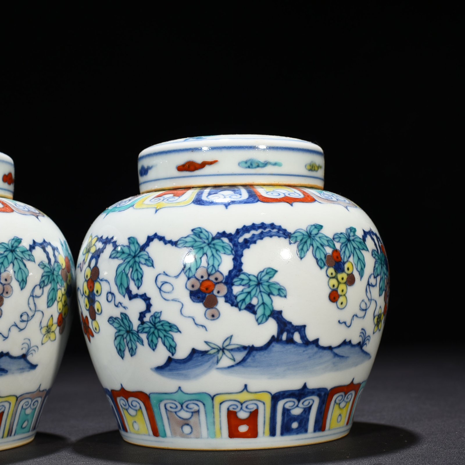 Ming Dynasty Chenghua Doucai colorful purple grape pattern sky-shaped jar